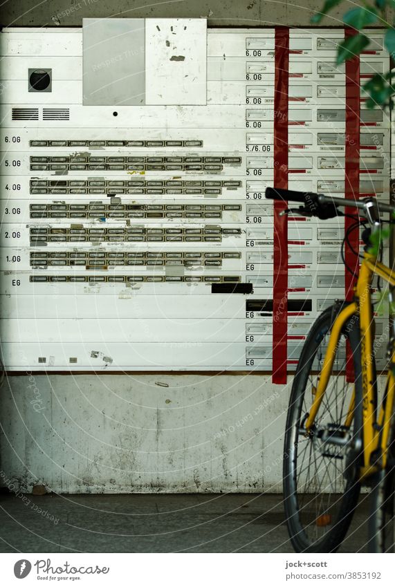 Klingelanlage und Briefkästen vom Wohnheim Eingang authentisch kaputt viele anonym Fahrrad abgeklebt dreckig abgenutzt Sprechanlage Abstellplatz Bezeichnung