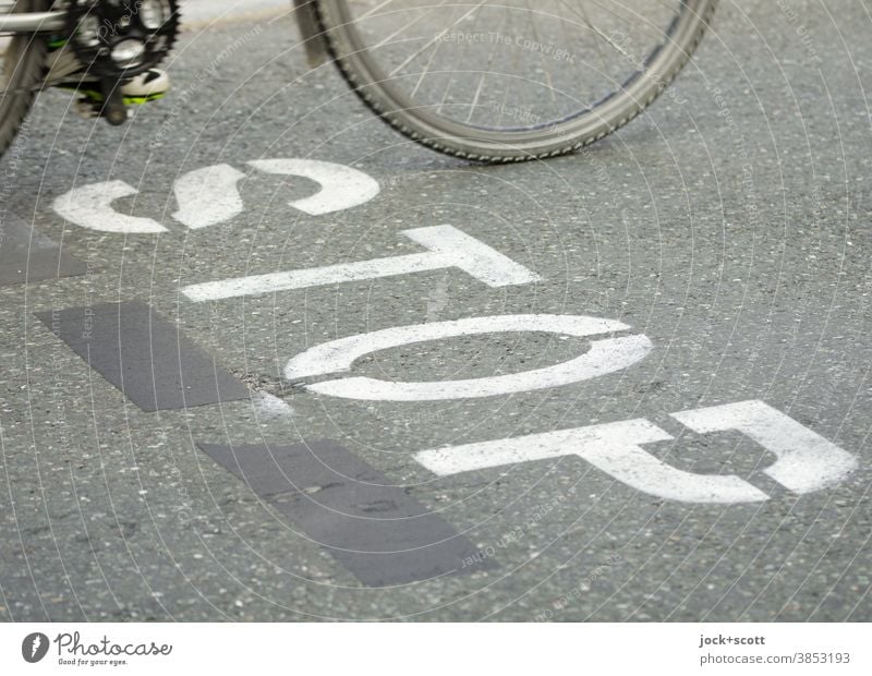 STOP auch für Radfahrer Verkehrswege Stop Straße Mobilität fahren Verkehrsmittel Typographie Wort stencil Schablonenschrift grau Fahrradfahren einfach diagonal