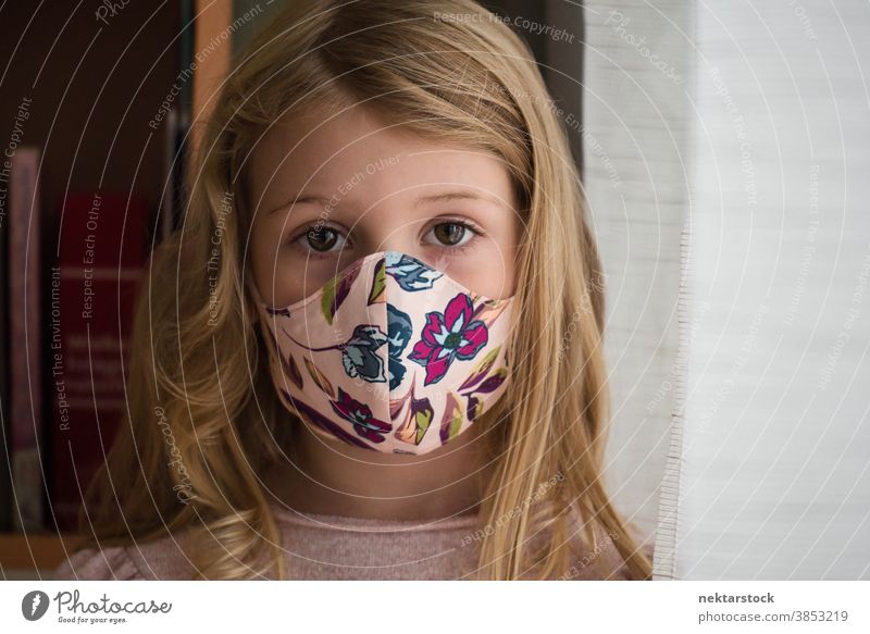Porträt eines kleinen blonden Mädchens, das eine Schutzmaske trägt Kind Mundschutz Gesichtsschutzmaske Kaukasier Lifestyle Frau in die Kamera schauen