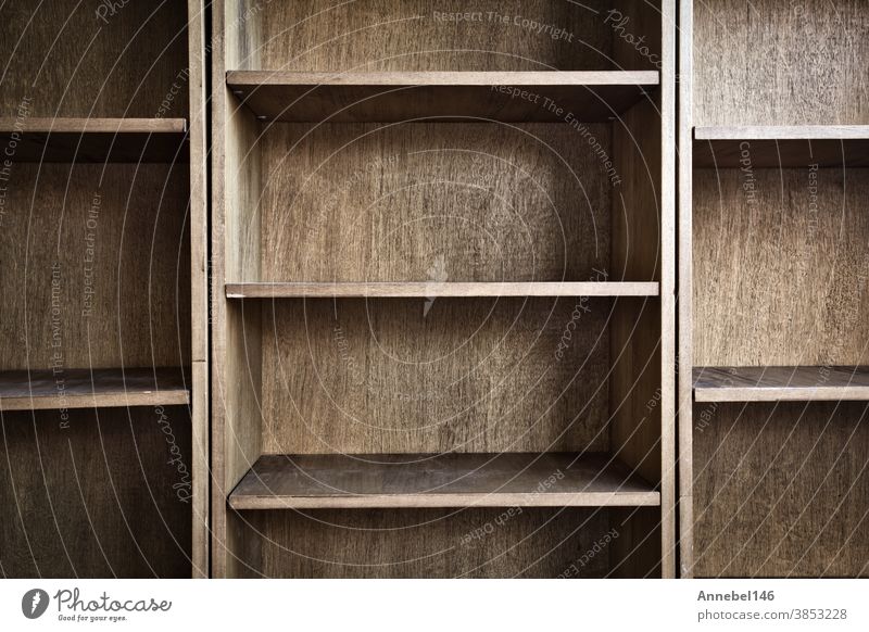 Leeres hölzernes Bücherregal mit oder Ablagefach modernes Retro-Design, Kopierraum-Hintergrundtextur Regal leer Holz Laden Werkstatt blanko Innenbereich Kasten