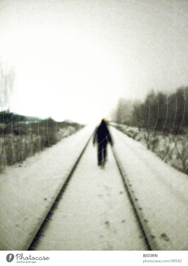 der gang ins licht Einsamkeit kalt Gleise Mensch Schnee bahndamm Schatten
