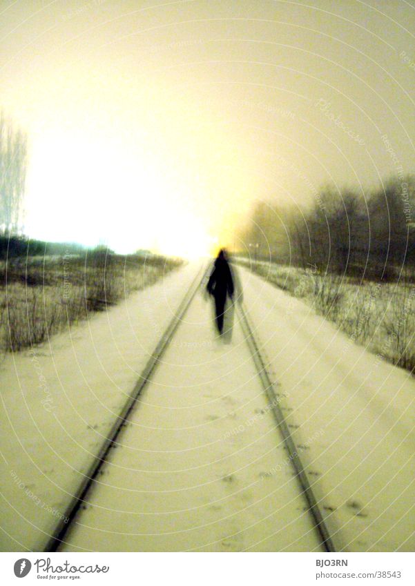 der gang ins licht #2 Einsamkeit kalt Gleise Mensch Schnee bahndamm Schatten