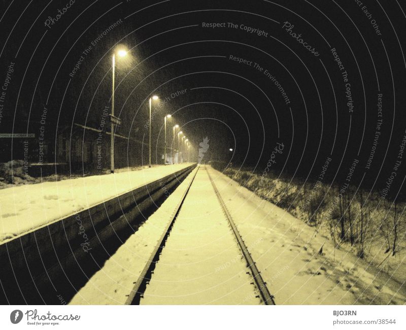die bahn kommt Lampe Winter Bahnsteig Gleise Nacht kalt leer Verkehr Bahnhof Scheinwerfer Licht Schnee