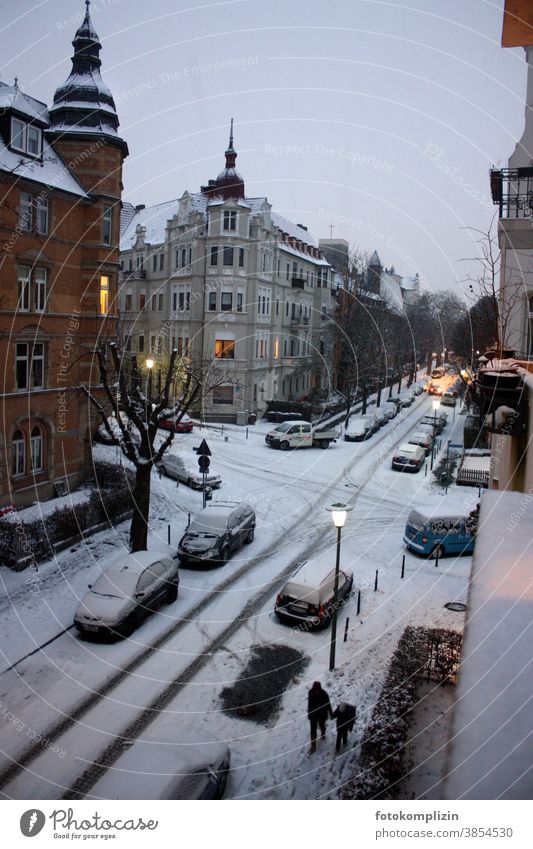 Blick auf verschneite Straßenkreuzung im Altbauviertel Schulweg schnee Winterstimmung zugeschneit altbauviertel Jugendstilhaus kalte jahreszeit Wintertag