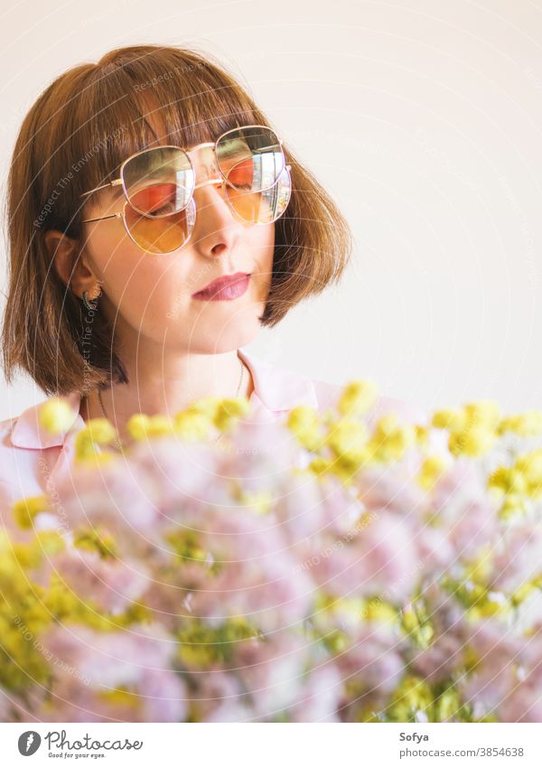 Junge Frau in rosa Hemd mit Sonnenbrille jung Mode Accessoire Herbst Frühling Blumen durchsichtig retro altehrwürdig Mädchen brünett Gesicht Lächeln Spaß lustig