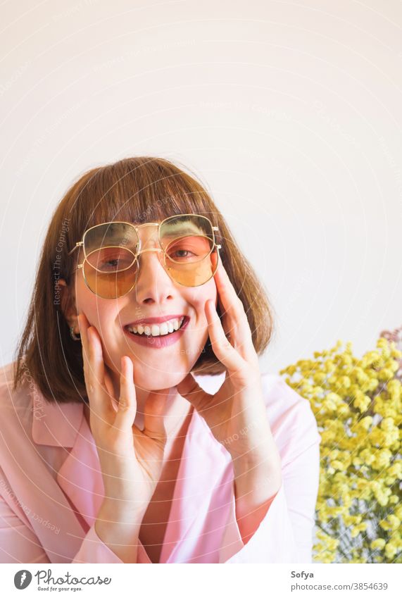 Junge Frau in rosa Hemd mit Sonnenbrille jung Mode Accessoire Herbst Frühling Blumen durchsichtig retro altehrwürdig Mädchen brünett Gesicht Lächeln Spaß lustig