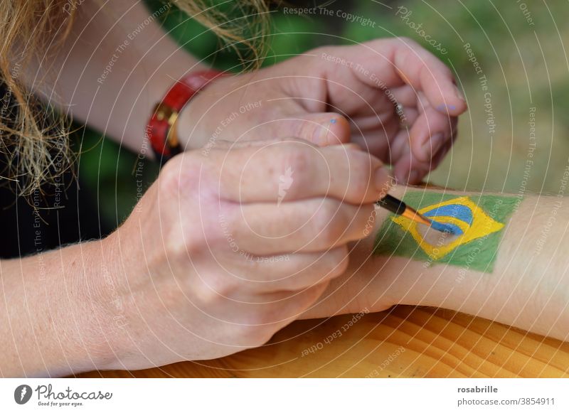 gezeichnet & gemalt | Flagge auf den Arm malen Körperbemalung Brasilien Nation Bekenntnis kreativ Kreativität Zugehörigkeit Körperfarbe Schminke schminken