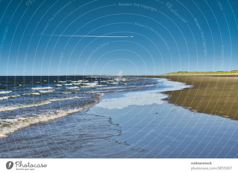 Strand mit rollenden Meereswellen MEER Langeoog winken Kondensstreifen Deutschland Wolkenlandschaft Horizont Flugzeug Horizont über dem Wasser entfernt Sonne