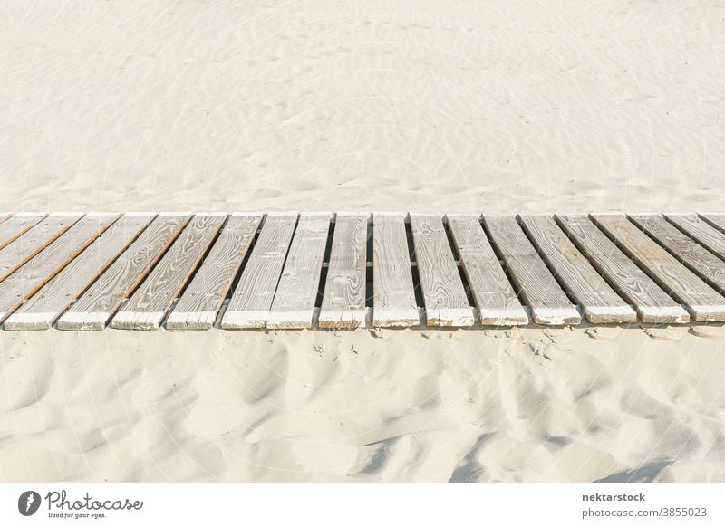 Weißer Sand mit Bohlenweg Schiffsplanken Holz hölzern Laufsteg sandig Weg geplankt keine Menschen Seitenansicht niemand Urlaub Strand Flucht gerade