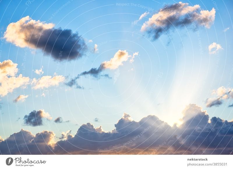 Wolkenlandschaft mit Sonnenlichtstrahlen hinter den Wolken Himmel Rochen Strahl sonnig Cloud Wetter Kumulus blau weiß strahlend keine Menschen niemand