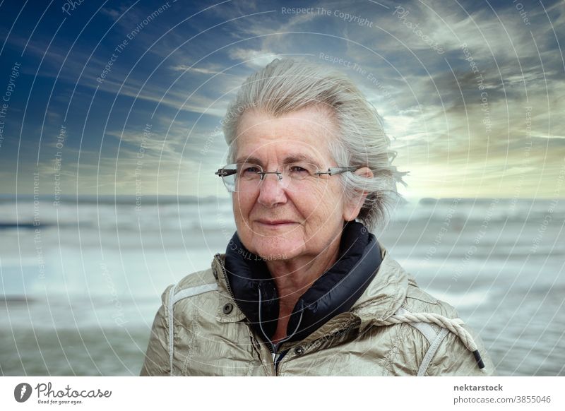 Porträt einer älteren kaukasischen Frau vor malerischem Himmelshintergrund Kaukasier Senior reales Leben echte Menschen im Freien Strand Aufrichtigkeit