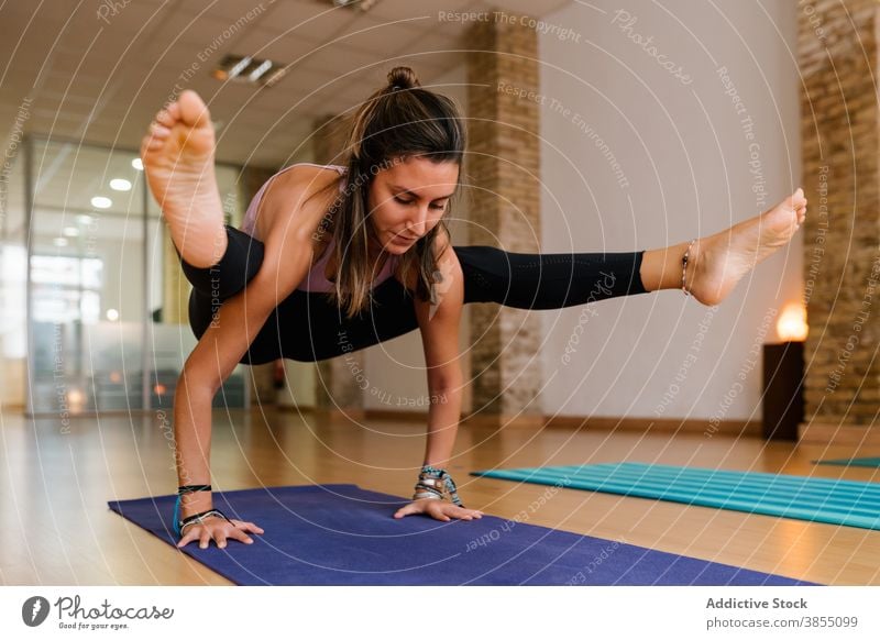 Frau tut Firefly Pose Yoga Gleichgewicht Atelier üben Glühwürmchen-Pose Zusammensein schlank Lektion Augen geschlossen Zen Fokus Lifestyle Unterlage