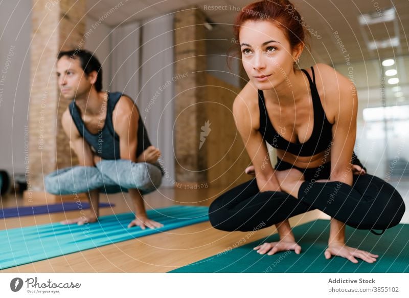 Mann und Frau tun Skala Pose Gleichgewicht Yoga üben Atelier Zusammensein Menschengruppe Skalenposition Sportbekleidung schlank Gesundheit Wellness Asana