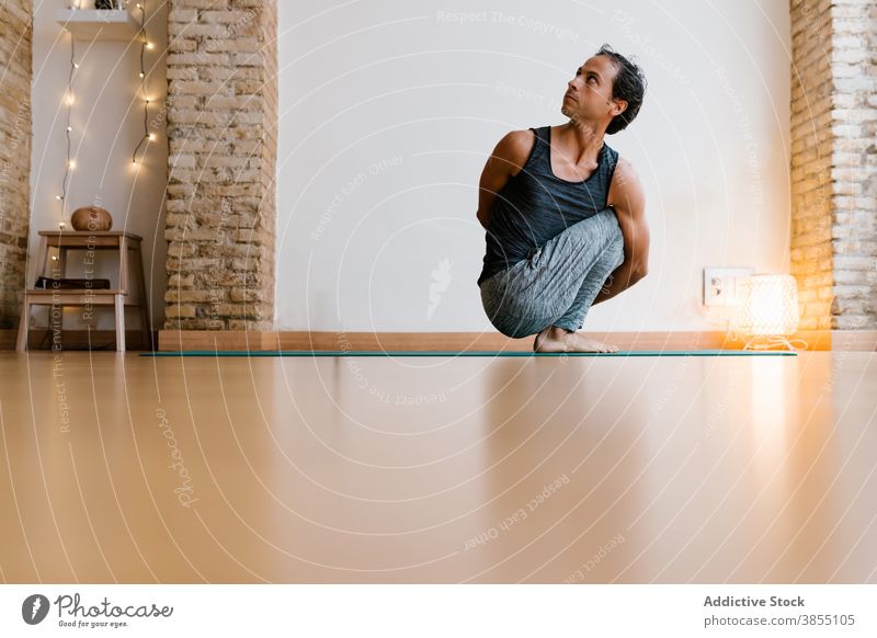 Erwachsener Mann macht Noose Pose Yoga üben Atelier Dehnung Pose der Nackenstarre Gesundheit Sportbekleidung Lektion Hobby männlich ethnisch Stressabbau