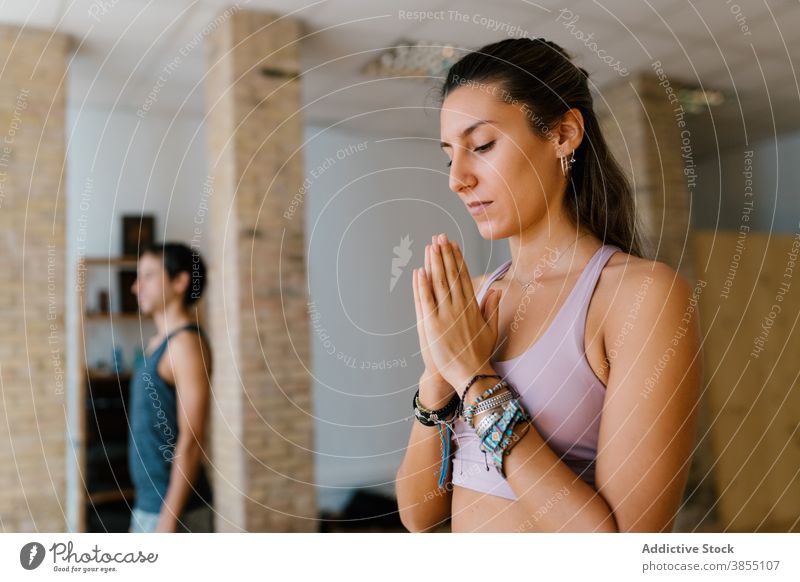 Frau meditiert während einer Yogastunde meditieren Atelier Lektion Hände gefaltet üben Zen Sprit jung Menschengruppe Gleichgewicht Vitalität Wohlbefinden