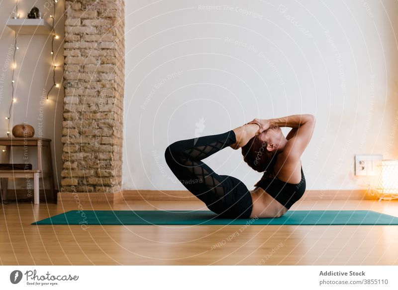 Fit Frau tun Bow Pose Yoga üben Atelier Dehnung Gleichgewicht Bogenstellung Unterlage Stock Sportbekleidung schlank jung Wellness beweglich Gesundheit Asana Zen