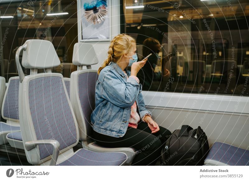 Frau nimmt Sprachnachricht auf Smartphone im Zug auf Passagier Aufzeichnen Stimme benutzend Nachricht COVID19 Verkehr Reisender Bund 19 Coronavirus Anschluss