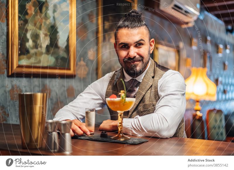 Mann genießt alkoholische Getränke in Kneipe genießen trinken Alkohol Bar Abfertigungsschalter elegant Schnaps Cocktail tropisch Kavalier Club Erwachsener