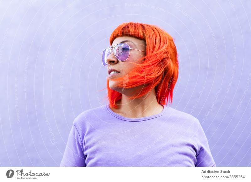 Trendy Frau mit Ingwer Haar schaut weg Stil Subkultur Vorschein gefärbtes Haar Wand Straße farbenfroh hell auflehnen Erwachsener tausendjährig Sonnenbrille