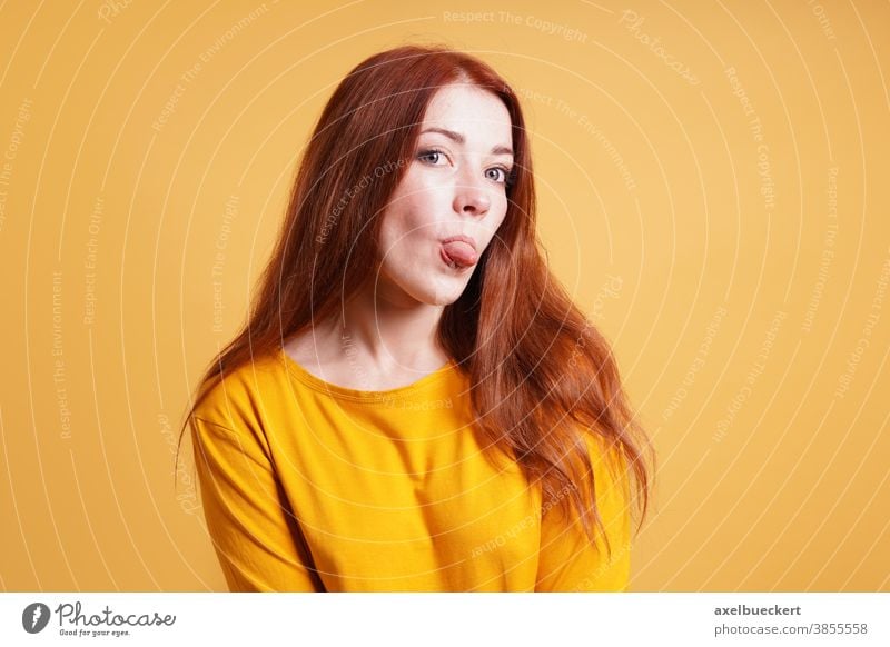 freche junge Frau mit herausgestreckter Zunge rausstrecken Zunge herausstecken Spaß Ausdruck Emotion Erwachsener Person Menschen lustig sorgenfrei