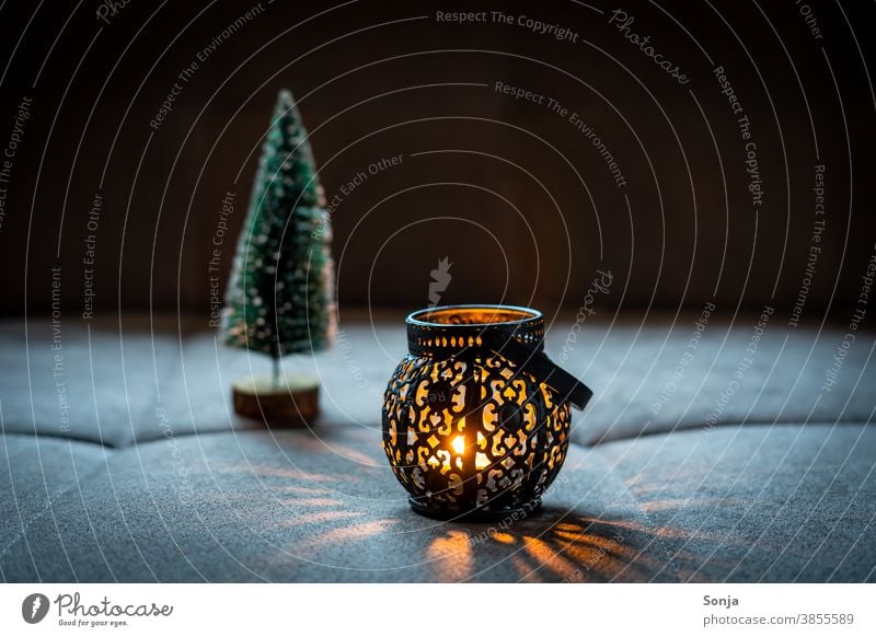 Eine rustikale Laterne mit Kerzenlicht schwarz dunkel Nacht Lichtspiel orange Weihnachten & Advent Abend Kerzenschein Flamme Wärme brennen Romantik Stimmung