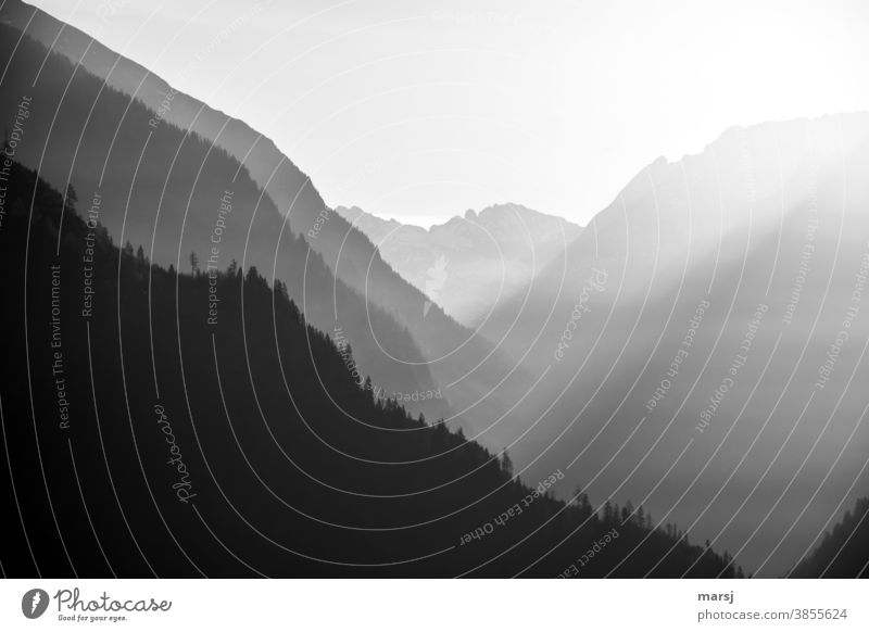 Schwarz-Weiße Lichtvariationen in den Bergen Bergwelt Silhouette Dämmerung Landschaft Abend Meditation Morgendämmerung Abenteuer Stille Ruhe Wohlgefühl