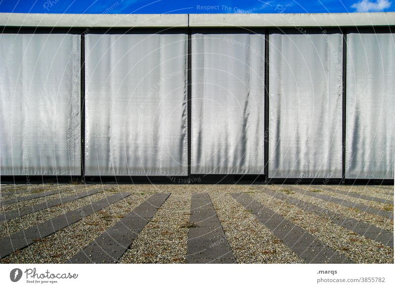 Geschlossene Gesellschaft Lockdown geschlossen Architektur Sichtschutz Sonnenblende Vorhang grau Linien Himmel modern Gebäude