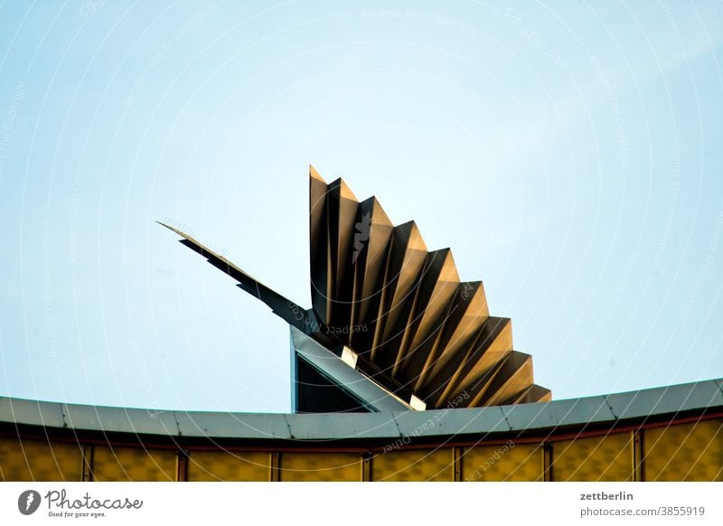 Berliner Philharmonie abend architektur berlin city deutschland froschperspektive hauptstadt haus himmel hochhaus innenstadt mitte modern neubau platz skyline