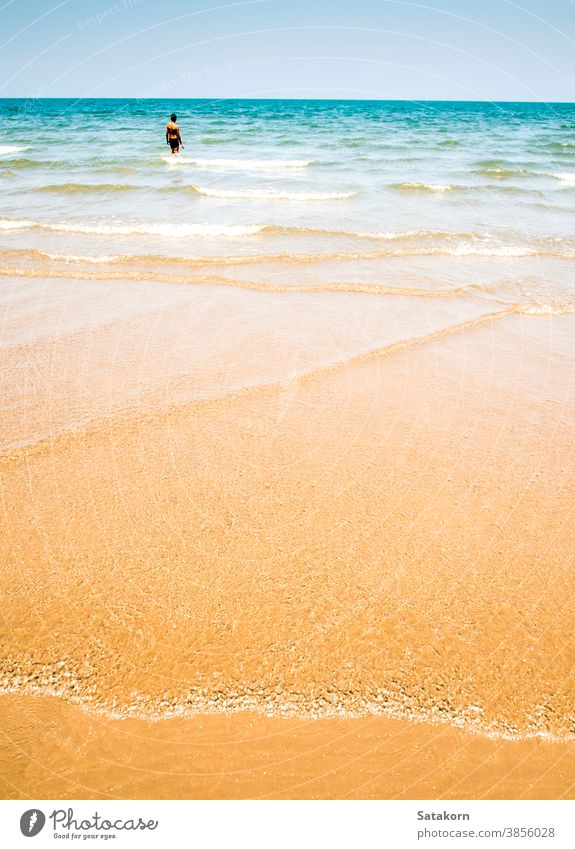 Unbekannter Mann und die Blase der Meereswelle am Strand blau MEER Sand Schaumblase platschen Reflexion & Spiegelung Wasser Natur Textur Menschen winken