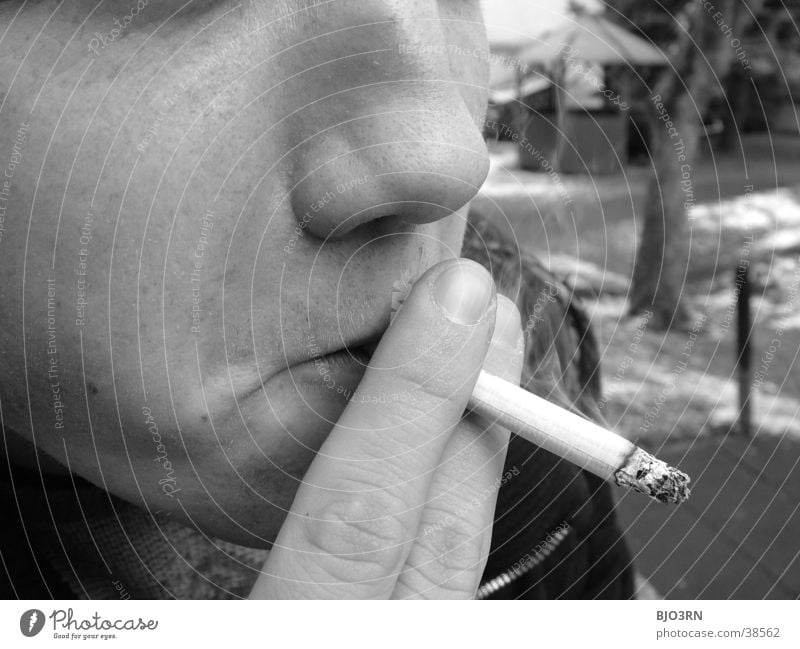 Zigarette Finger Kerl Hand Mann Mensch Rauchen Brandasche Typ zichten Gesicht Nase
