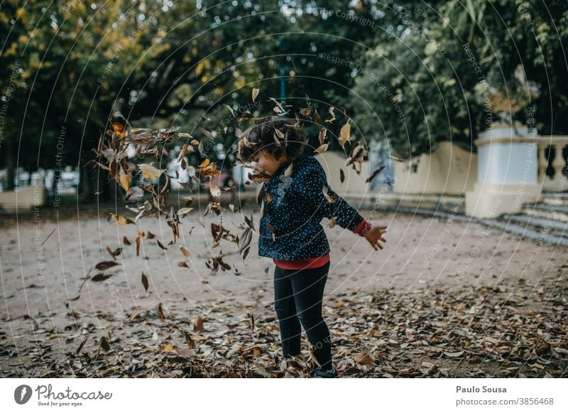 Kleines Mädchen spielt mit Herbstblättern Herbstlaub herbstlich Kind Kindheit Kinderspiel Spielen Glück Fröhlichkeit Tag 1-3 Jahre Außenaufnahme Farbfoto Mensch