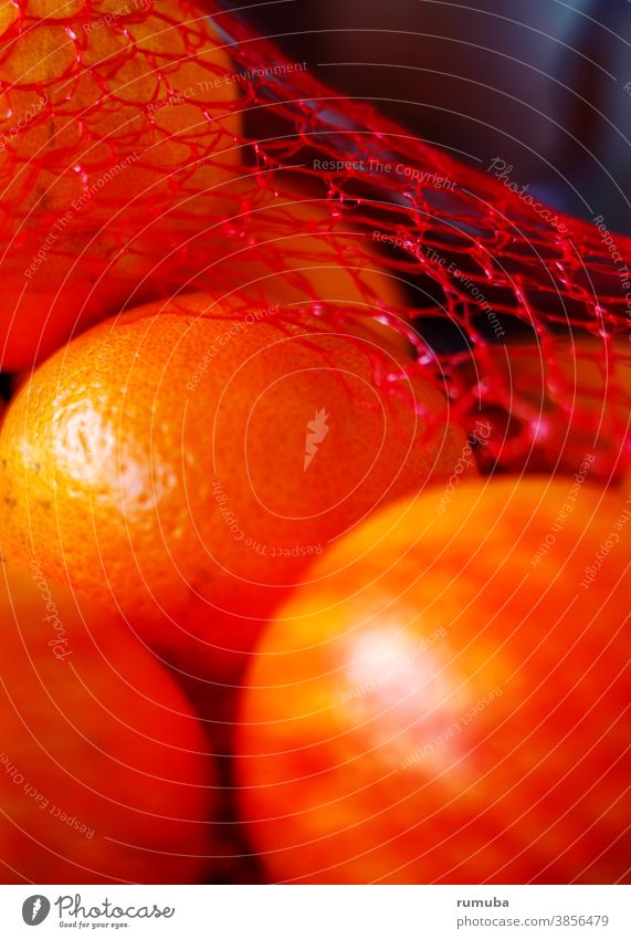 Orangen im Netz orange Streifen gestreift Detailaufnahme Tag Muster Farbfoto Lebensmittel Menschenleer rot öko Gesundheit Früchte vegan gesund