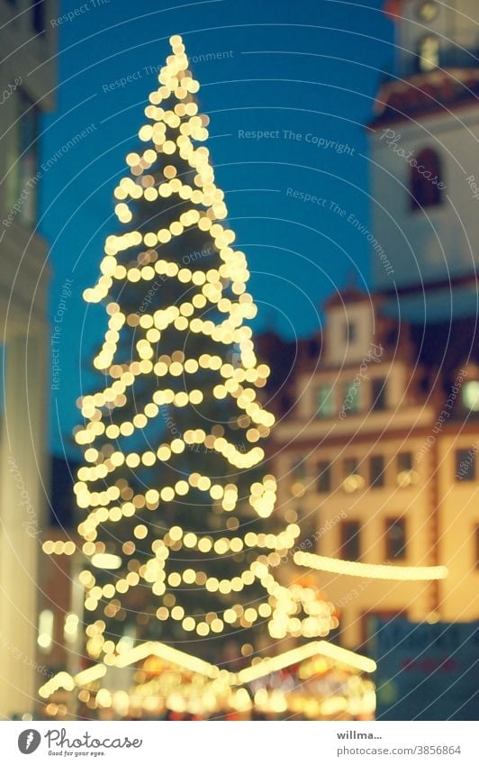 Weihnachtsbaum auf dem Weihnachtsmarkt Lichter beleuchtet weihnachtlich Weihnachten & Advent Weihnachtsdekoration Tannenbaum Unschärfe festlich leuchten