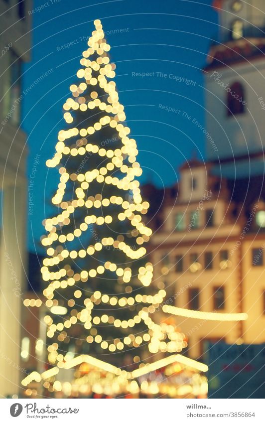 Weihnachtsbaum mit verschwommener Lichterkette auf dem Weihnachtsmarkt beleuchtet weihnachtlich Weihnachten & Advent Weihnachtsdekoration Tannenbaum Unschärfe