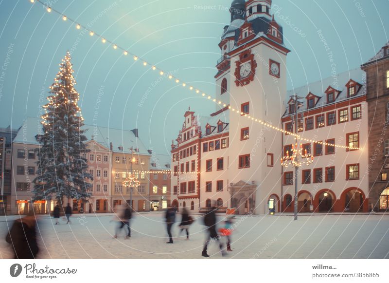 Winter auf dem weihnachtlich geschmückten Marktplatz, historisches Rathaus Altmarkt winterlich Weihnachtsbaum Menschen Lichterketten beleuchtet Schnee