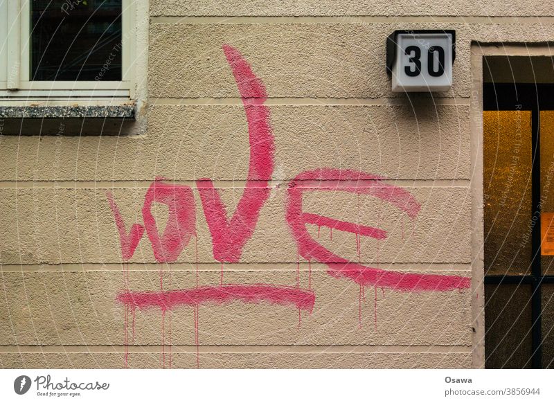 Love 30 Haus Gebäude Fassade Fenster Graffiti Architektur Bauwerk Menschenleer Außenaufnahme Stadt Wand Mauerwerk Text Schriftzeichen Zeichen Handschrift