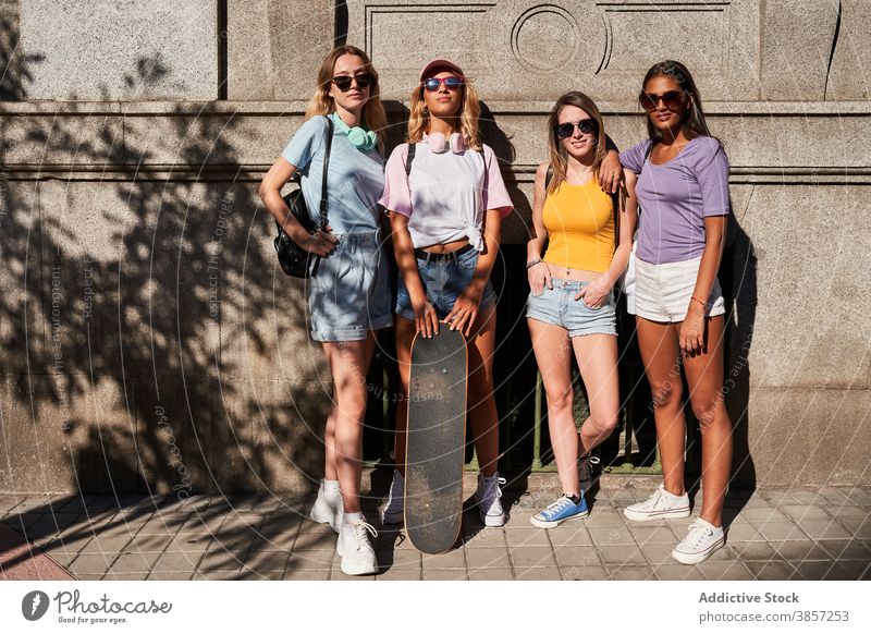 Trendy junge Frauen mit Skateboard in der Stadt Freund Menschengruppe urban trendy Zusammensein Glück Teenager heiter Mädchen Sonnenbrille Longboard Freundin