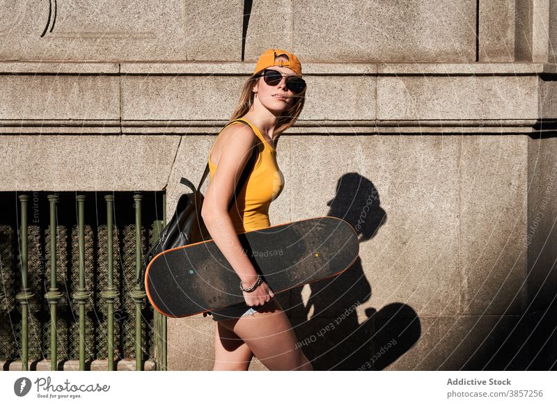 Junge Hipster weibliche Skater auf Stadt Straße Frau Teenager Skateboard urban trendy Mitfahrgelegenheit Sommer Großstadt Stil Halt Lifestyle modern Zeitgenosse