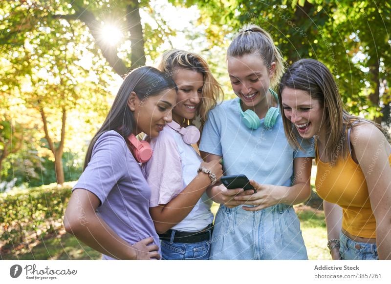 Gruppe von weiblichen Hipster mit Smartphone zu Fuß in der Stadt Freundin benutzend diskutieren Straße teilen Zusammensein Mobile Telefon heiter Lachen Mädchen