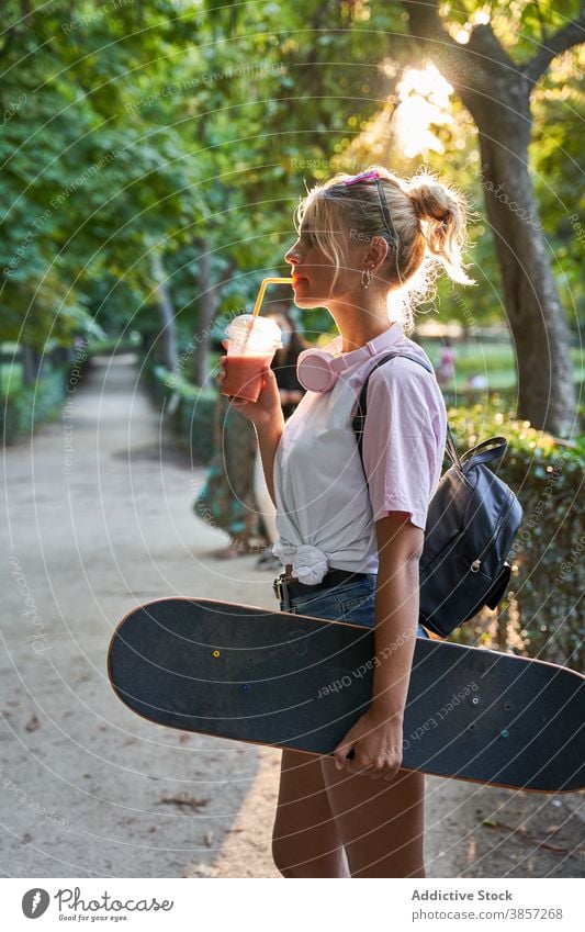 Junge Frau mit Skateboard und Milchshake im Park trinken Sommer ruhen Hipster Teenager genießen Skater Lifestyle jung trendy cool sich[Akk] entspannen