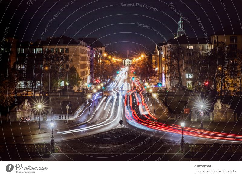 Langzeitbelichtung einer Straße bei Nacht Straßenverkehr Ampel draußen Stadt Licht Abend Nachtleben München Kreuzung PKW Mobilität Personenverkehr Schinen