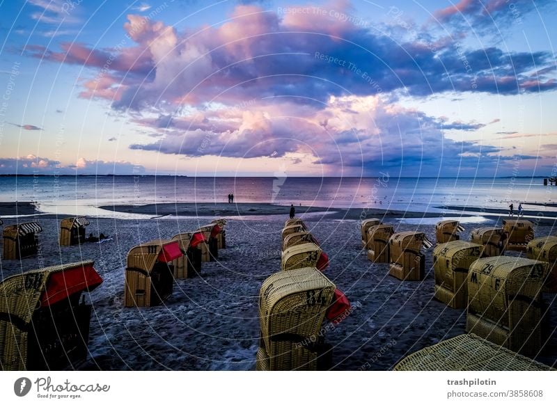 Sonnenuntergang über der Ostsee Wolken Wolkenformation ostseeküste Scharbeutz Strandkörbe Meer Küste Himmel Ostseeküste Tourismus Menschenleer