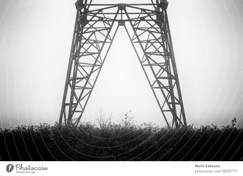 Hochspannungsmasten und Hochspannungsleitungen Hintergrund blau Kabel Schornstein kühlen Turm Gefahr Verteilung holländisch elektrisch Elektrizität Energie
