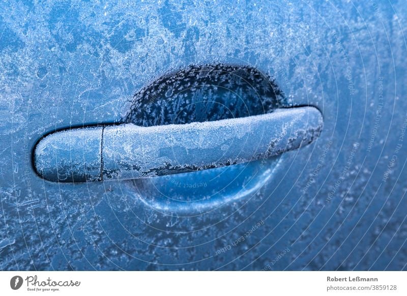 gefrorener Autogriff an einem blauen Auto PKW Frost Tür Handgriff Schloss Eiskristalle aufschließen Temperaturen Autos gesperrt KFZ cool Klima Winter kalt