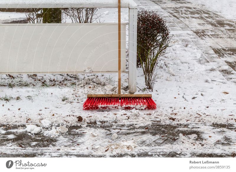 ein Besen, um die Wege von Schnees zu reinigen - ein lizenzfreies Stock  Foto von Photocase