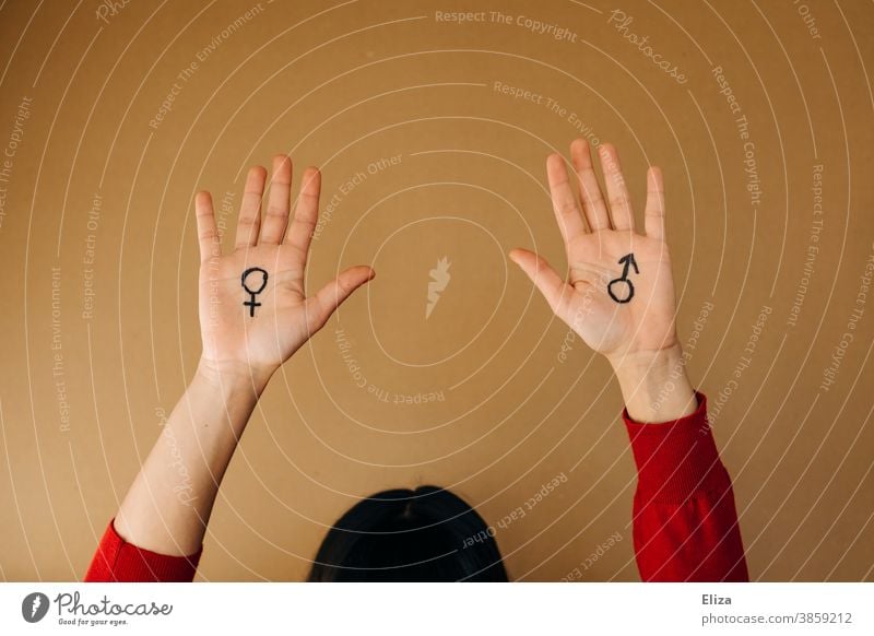 Thema Gleichberechtigung. Symbole für Mann und Frau auf die Handflächen gemalt. Gleichstellung Geschlechter Hände Feminismus Emanzipation emanzipiert