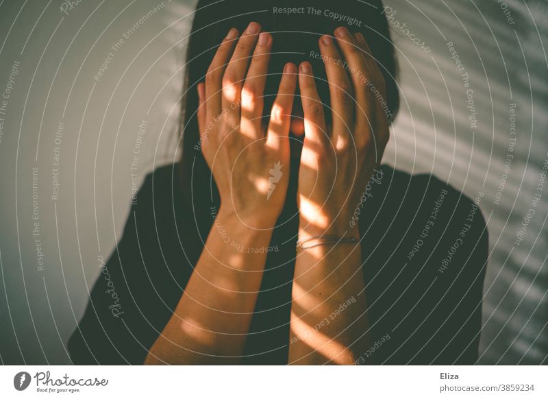 Eine Frau schlägt aus Verzweiflung die Hände vors Gesicht Trauer deprimiert Schmerz unglücklich Traurigkeit traurig Depression allein einsam Einsamkeit