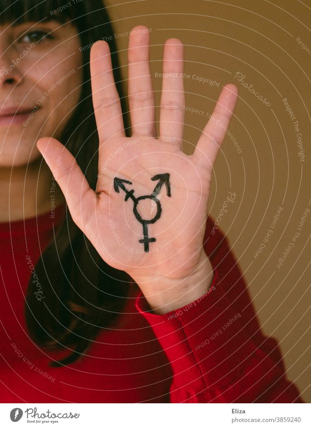 Eine Frau hält ihre Hand, auf die das Transgender-Symbol gemalt ist, hoch Gleichberechtigung Toleranz Freiheit Stolz lgbtq Vielfalt Gleichstellung Geschlechter