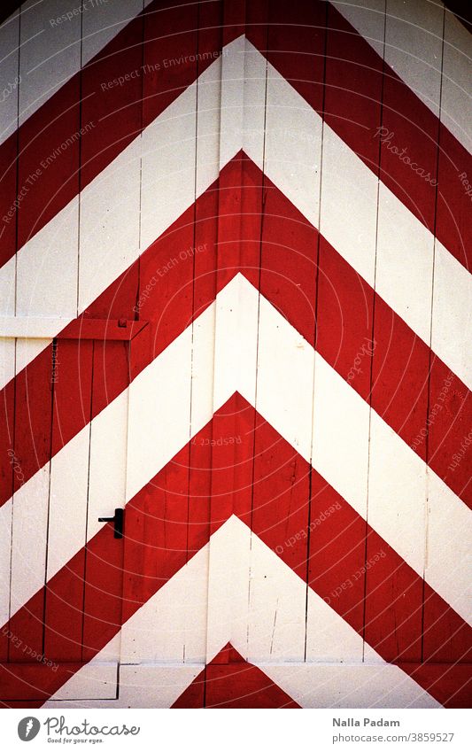 Fischgräte Rot Weiß analaog Analogfoto Außenaufnahme Farbe Farbfoto Holztor Holztür Fischgrätenmuster Türklinke Eingang Tor geschlossen Eingangstor aufwärts
