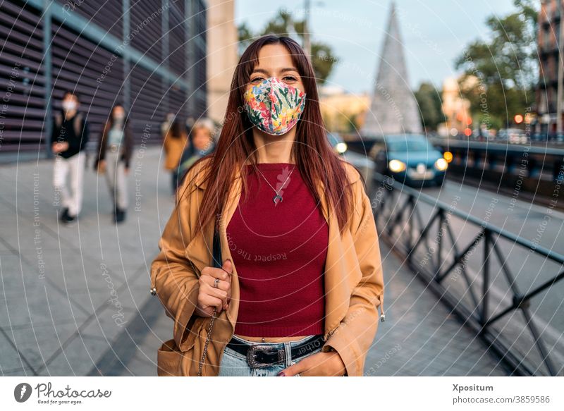 Junge kaukasische Frau mit Gesichtsmaske Kaukasier Porträt Mundschutz Glück Menschen Madrid Großstadt Lifestyle jung urban reisen schön Fröhlichkeit Lächeln